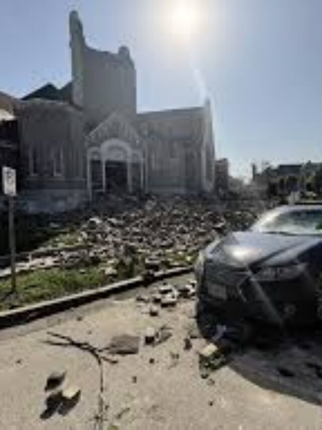 At least 5 people dead in St. Louis  after severe tornado